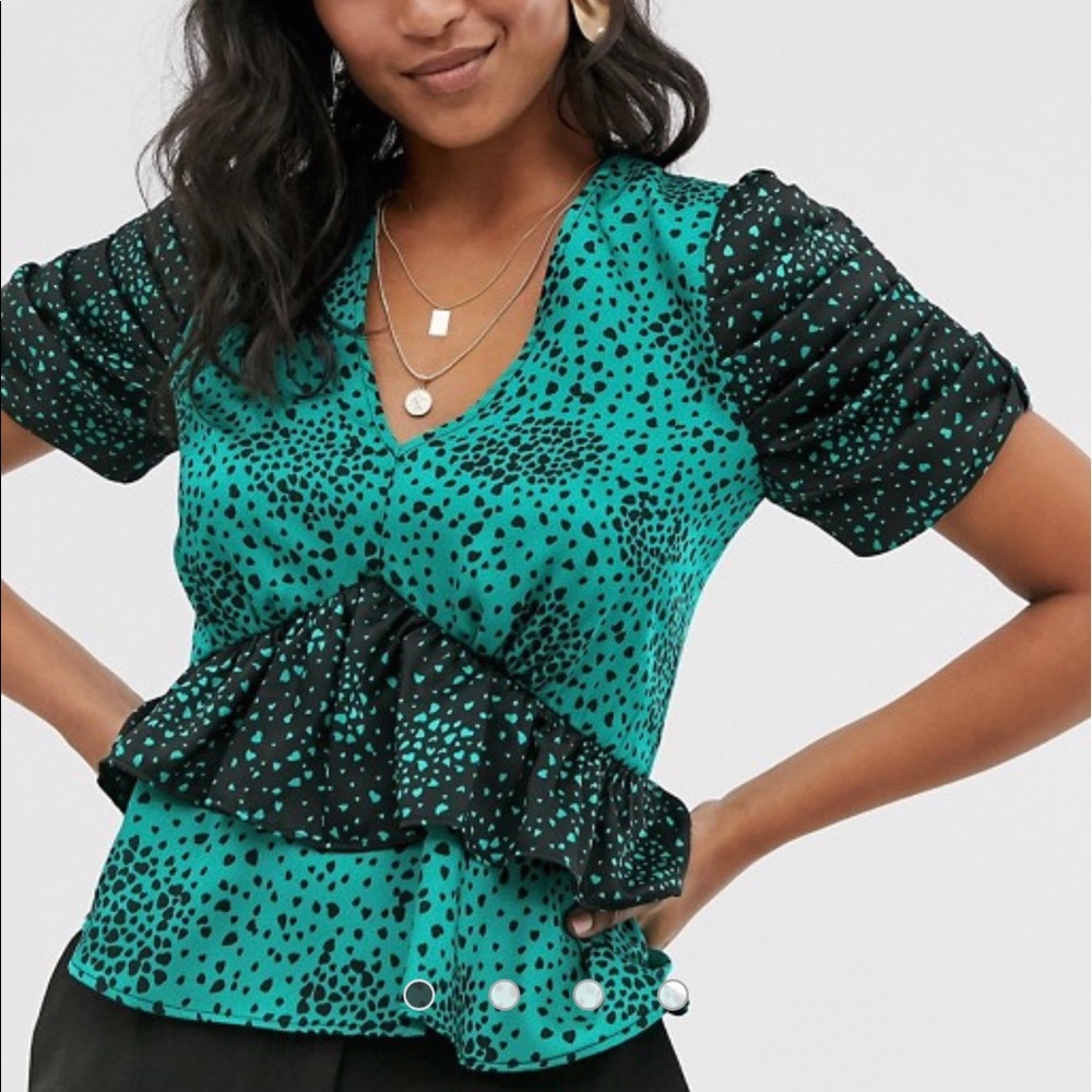 Frill layer blouse in green and black print